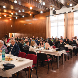 Zväčšiť fotografiu - K storočnici dostali život zachraňujúci prístroj - TSK_DHZ Prečín_AED_mini-7